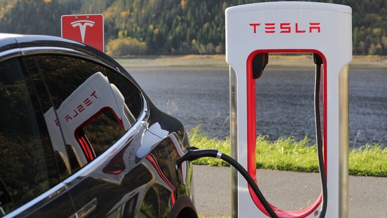 Tesla lanza EMPLEO en Washington con sueldo de 36 dólares por hora; estos son los requisitos