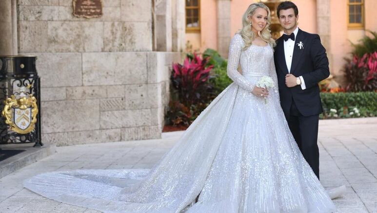 Tiffany Trump vestida de novia y Michael Boulos de traje en su boda
