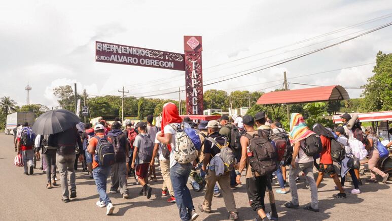 México frena dos caravanas de migrantes que se dirigían a EEUU