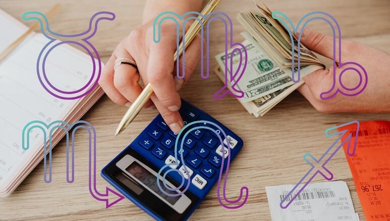 persona contando el dinero con calculadora