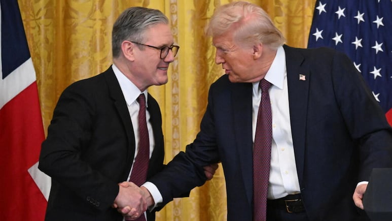 Keir Starmer, primer ministro de Reino Unido, estrecha la mano de Donald Trump, presidente de Estados Unidos.