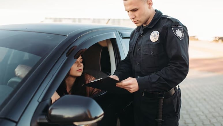 Policía aplicando multas.