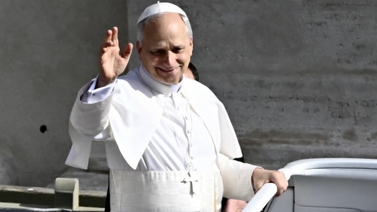 Papa León XIV saluda a los fieles camino a la misa inaugural en El Vaticano.