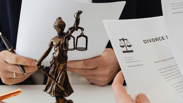 Abogados.