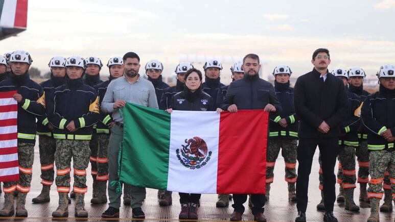 Bomberos mexicanos viajan a California para ayudar a combatir los incendios