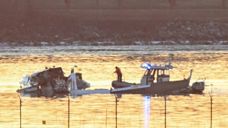 Accidente aéreo en el río Potomac: Podría no haber sobrevivientes tras choque de avión y helicóptero cerca del aeropuerto Reagan