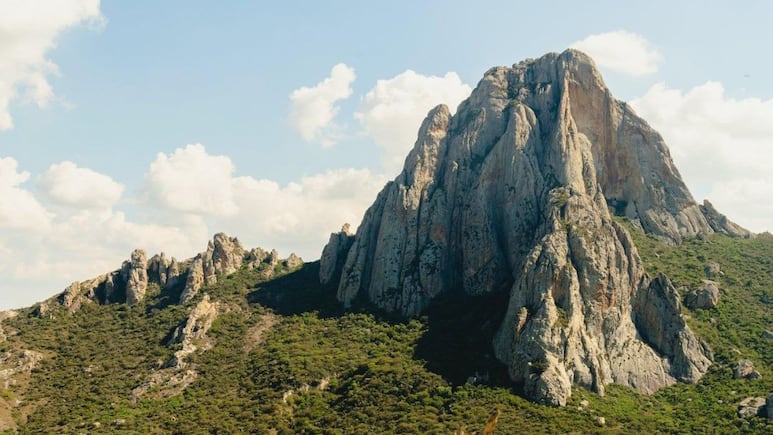 Peña de Bernal: ¿De cuánto será la multa a turistas detenidos por rayar el monolito?