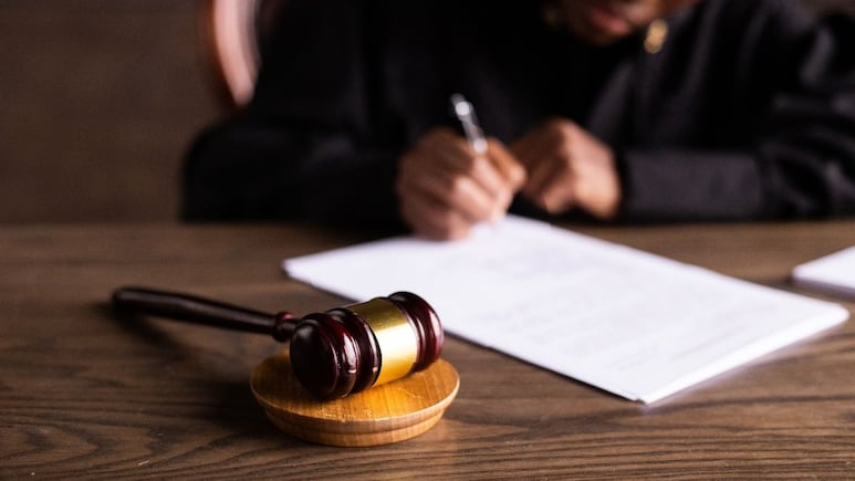 Jueza ordena detener arrestos a migrantes en California; no hay motivos
