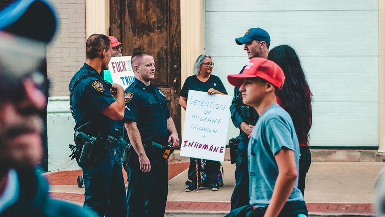 Piden a migrantes mantener la calma ante posibles deportaciones