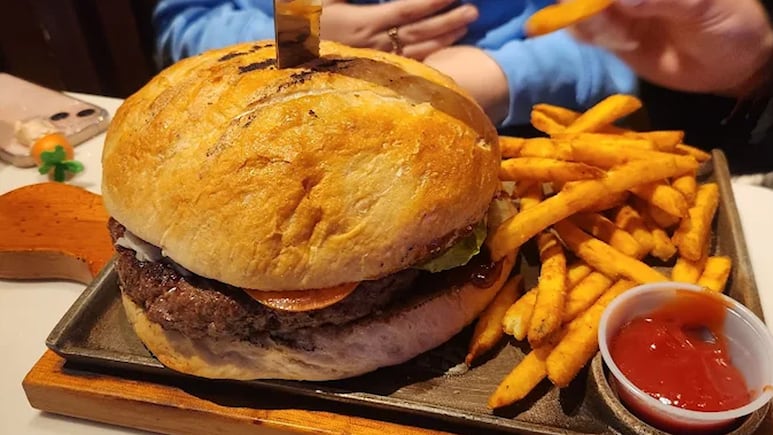Hamburguesa con papas de S-Meat & Hueso.
