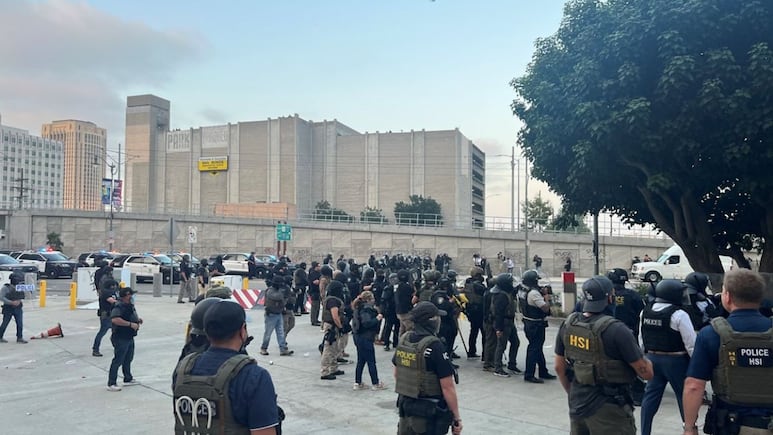 Al menos 50 migrantes detenidos en las redadas de Los Ángeles; la mayoría mexicanos