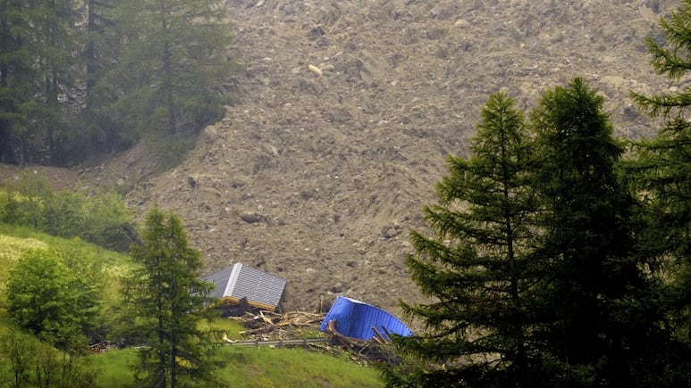 Destrucción del pueblo de Blatten (Suiza) tras el derrumbe de un glaciar de los Alpes suizos.