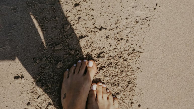5 Diseños de uñas blancas perfectas para lucir en los pies este verano