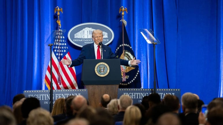 Dólar sigue depreciándose tras enfrentamiento entre Trump y Jerome Powell