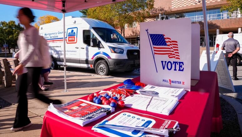 personas en estados unidos promoviendo el voto