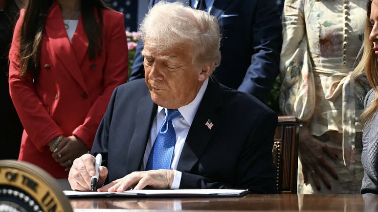 Donald Trump, presidente de Estados Unidos, firma un decreto.