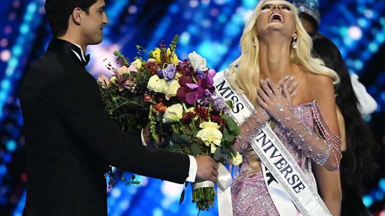 ¿Cuáles son los premios que se llevó Victoria Kjaer al ser coronada Miss Universo?