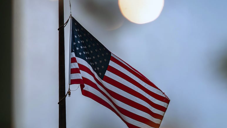 Bandera de Estados Unidos a media asta.