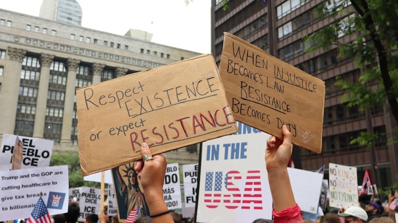Tras protestas “No Kings” cientos de migrantes reciben mensaje de texto de ICE en Chicago; ¿de qué se trata?
