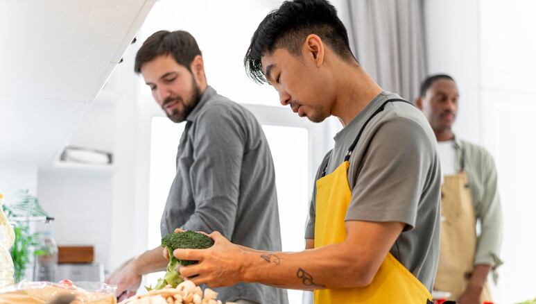personas cocinando