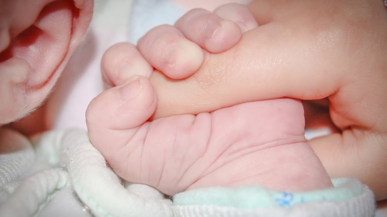 Revelan la lista de los nombres para bebés más populares en EEUU; aquí el top 10 de niñas y niños