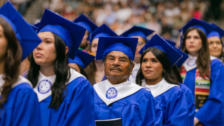 Es un migrante mexicano de 83 años y logró graduarse de una universidad de Texas; “tenía mis metas claras”