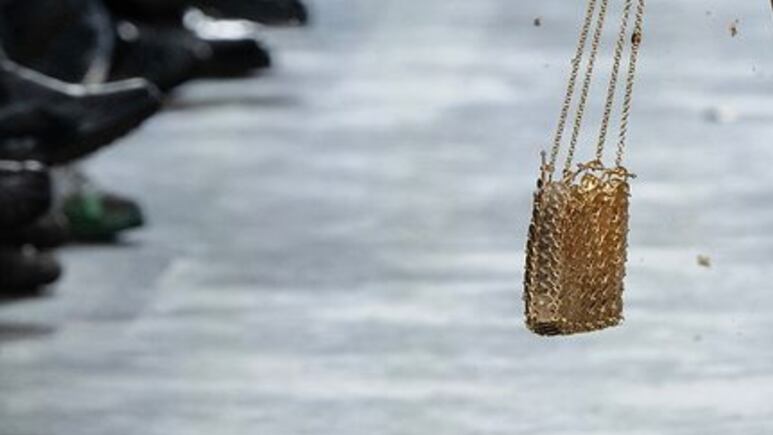Rabanne presenta el bolso más caro del mundo; esta hecho de oro y este es el PRECIO