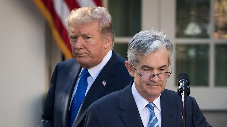 Donald Trump, presidente de Estados Unidos; y Jerome Powell, Presidente de la Junta de Gobernadores del Sistema de la Reserva Federal.